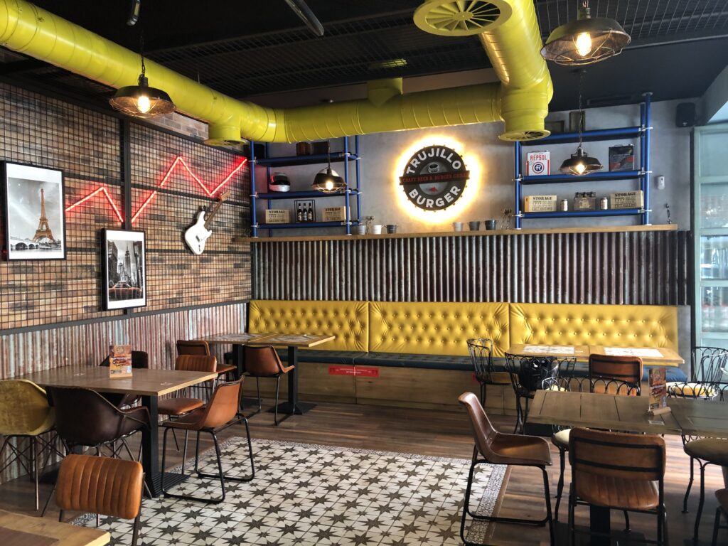 Zona de clientes en un bar